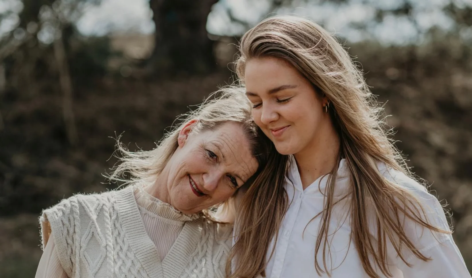 Twee vrouwen – moeder en dochter Marlou – knuffelen