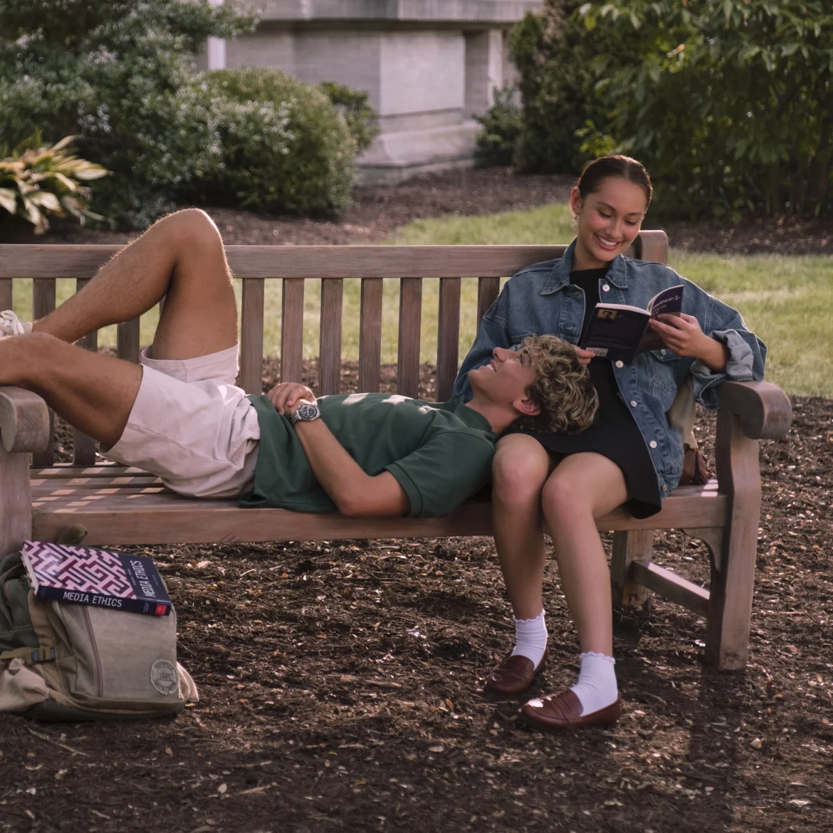 Man ligt op schoot vrouw terwijl zij boek leest. Still uit serie The Summer I Turned Pretty