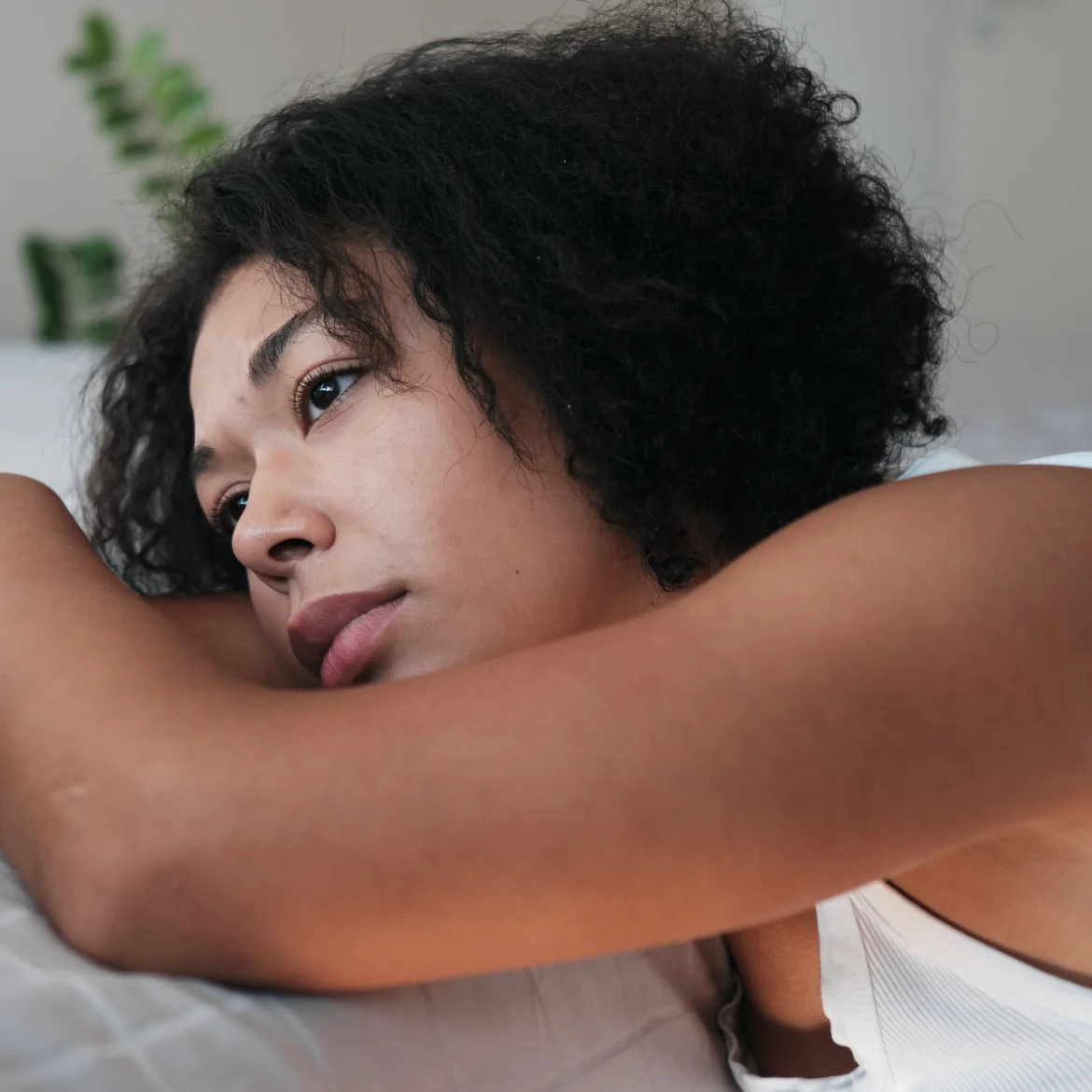 Stiefmoeder Babelle ligt op bed en leunt op haar arm, ex vriend