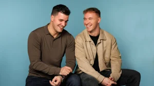 Thumbnail voor Vrienden Bas (34) en Nikki (27) kregen allebei een hartstilstand op het voetbalveld: 'De angst is er nog elke dag'