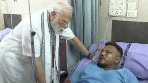 Thumbnail voor Familie enige overlevende vliegtuigcrash India in shock: 'Hij vroeg meteen naar zijn broer'