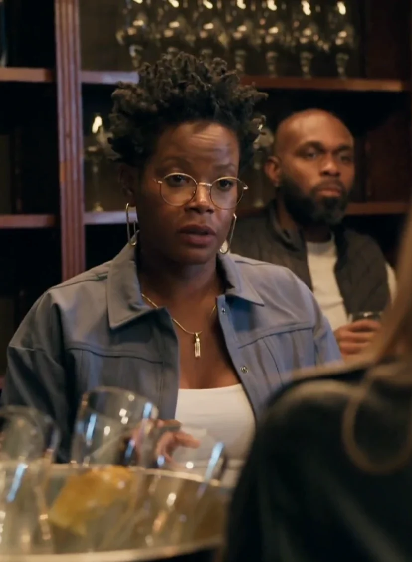 In ‘De Verraders’ is de groep de theorieën van Shay zat: ‘Ze blijft maar ratelen’