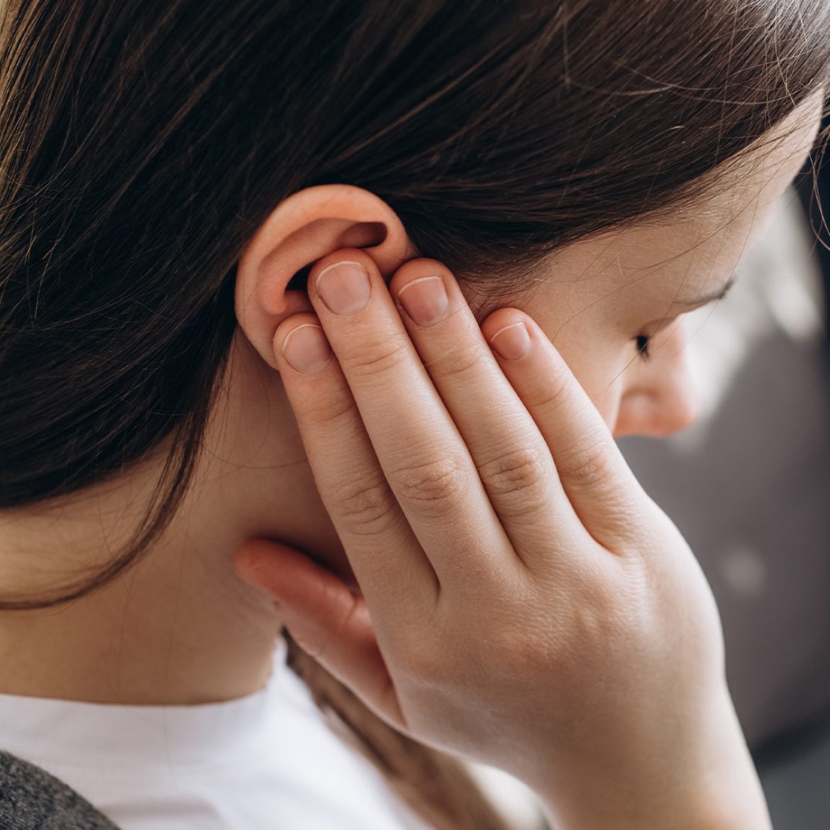 vrouw grijpt naar oor zilvervisje