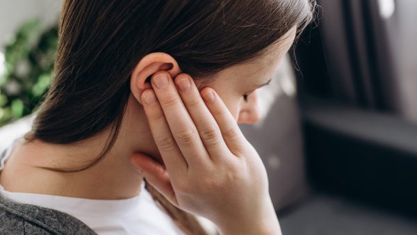 vrouw grijpt naar oor zilvervisje
