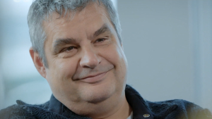 Thumbnail voor Frank Lammers open over de liefde in 'Een buitengewoon gesprek': 'Verliefd zijn is verschrikkelijk'