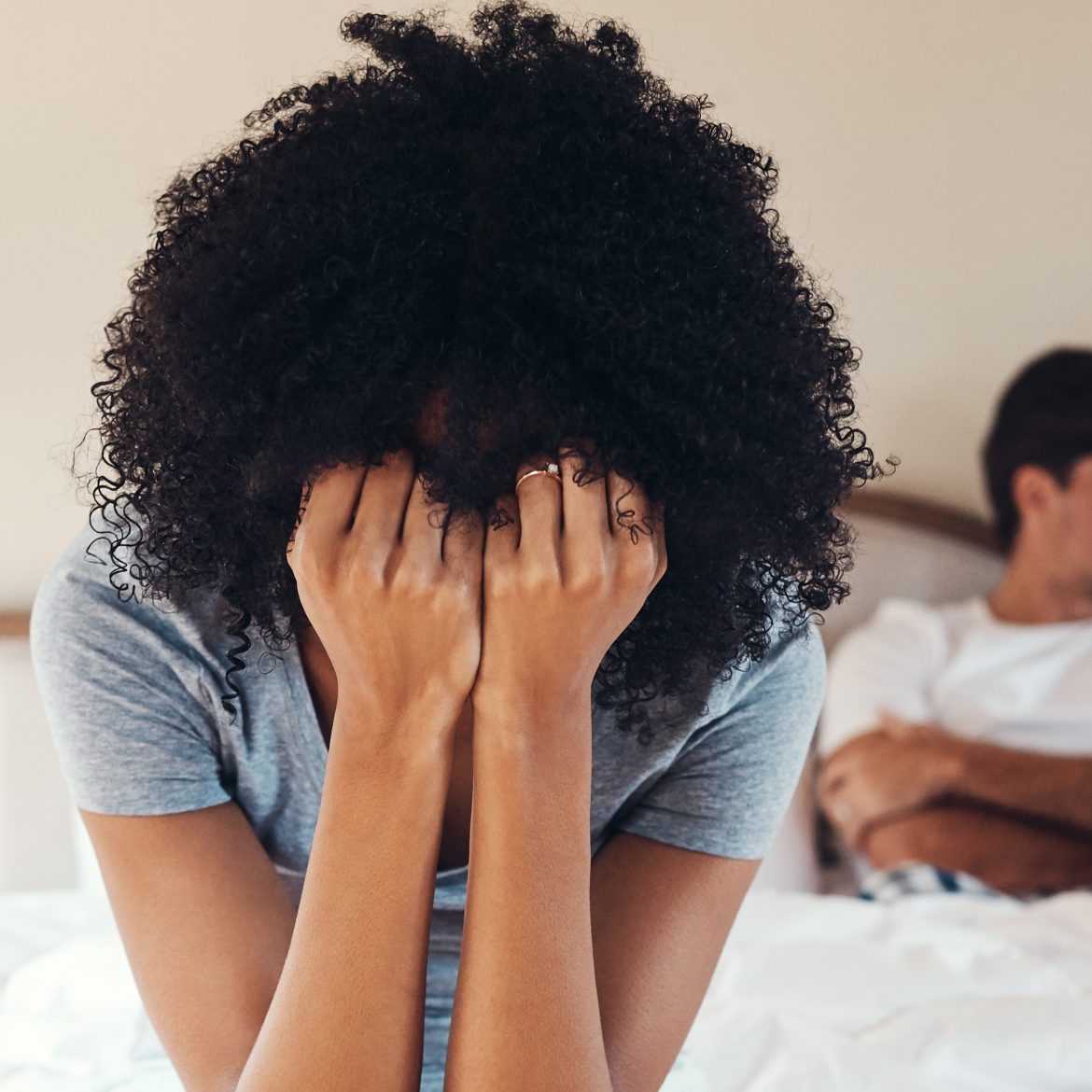 Eva deelt haar bizarre avonturen, man en vrouw in bed