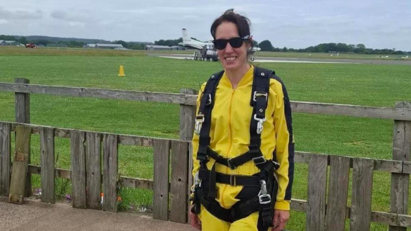 Scott Armstrong gaf zijn vriendin Belinda een skydive cadeau, maar zag met zijn zoon hoe haar parachute niet openging.