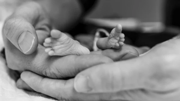 Maud beviel met 25 weken van een overleden én een levende baby: 'De lege plek blijft'