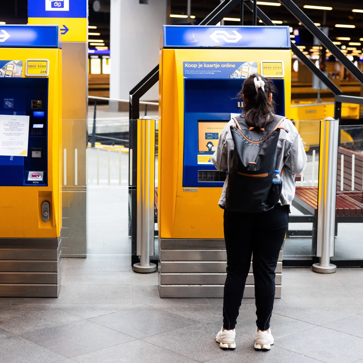 vrouw bij automaat staking ns dinsdag
