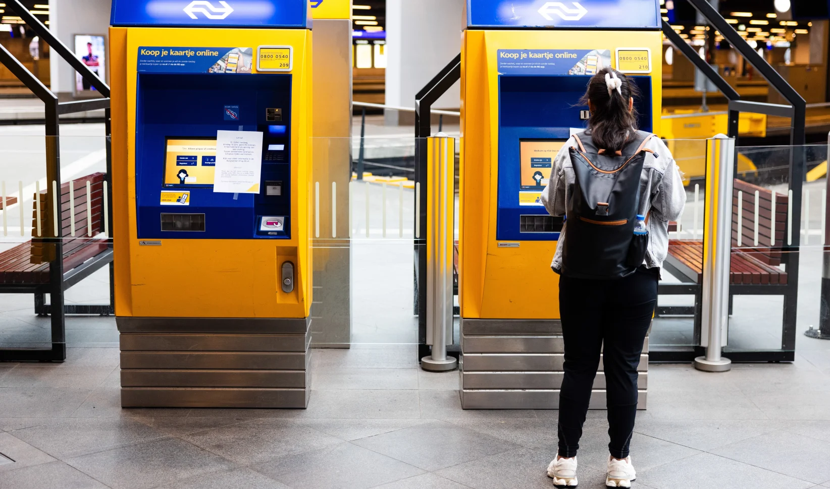 vrouw bij automaat staking ns dinsdag