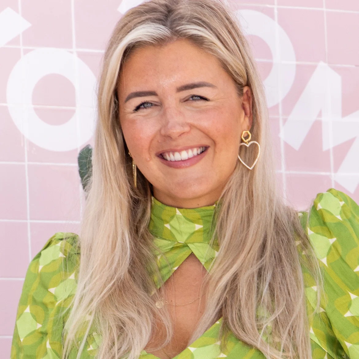 Echte Gooische Moeder Florine zit met een dingetje: haar libido is verdwenen. Zelfs zo erg onvindbaar dat ze heeft besloten hulp in te schakelen. En dat deelt ze graag even met een vriendin.