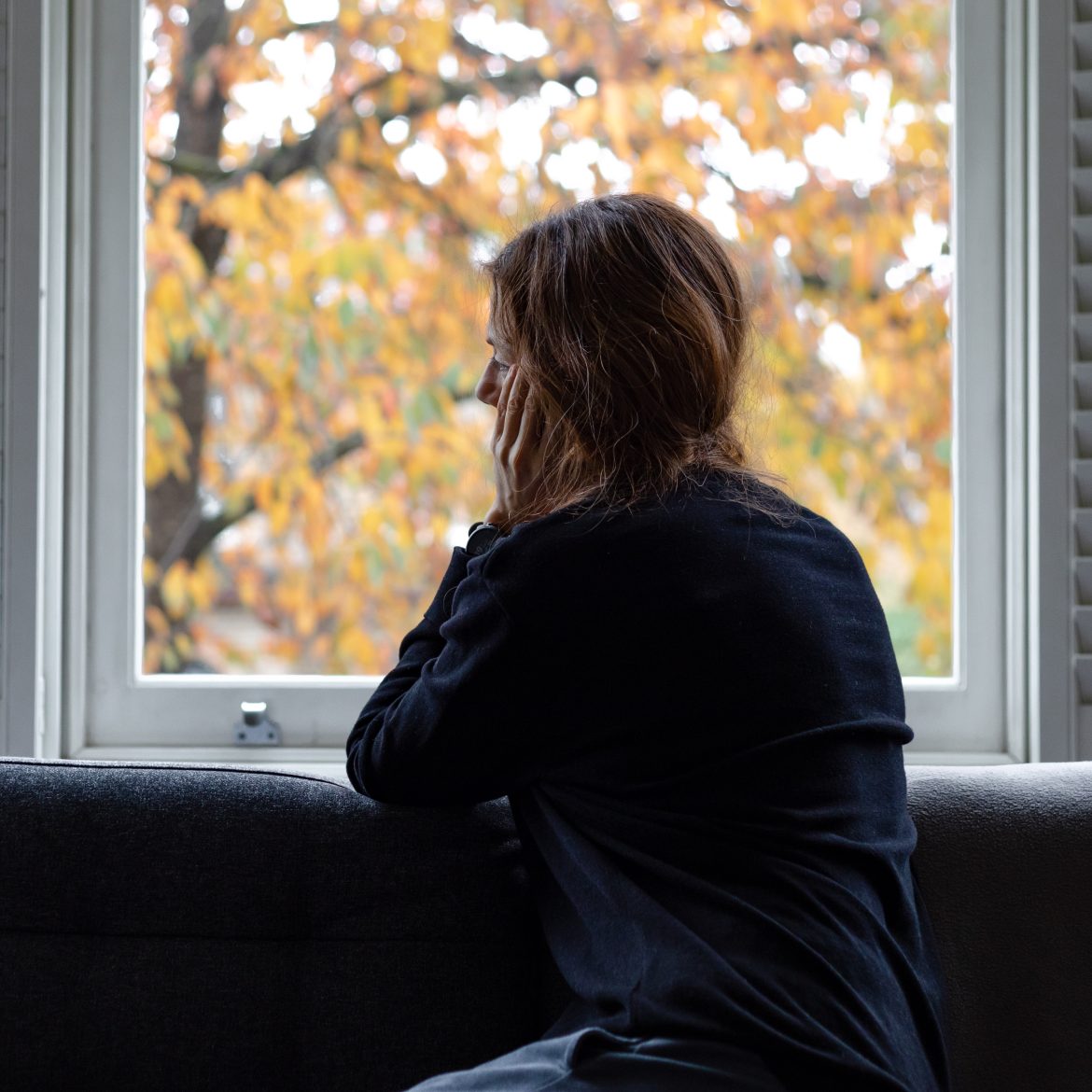 Louise wordt niet geaccepteerd door de vrienden van haar man