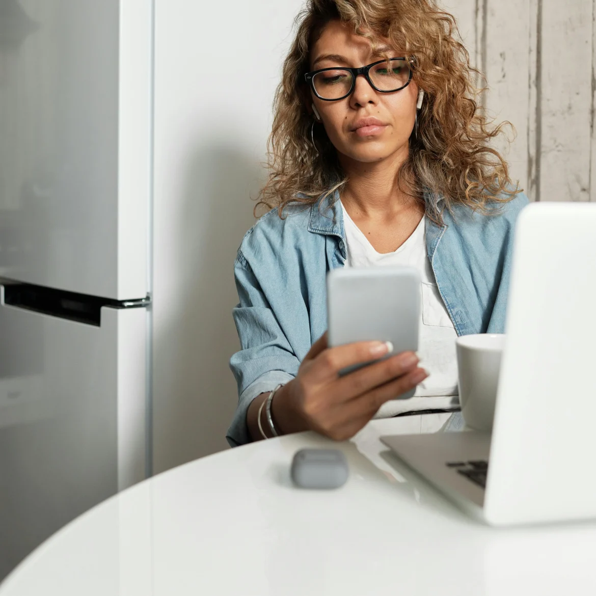 Vrouw smartphone erfeniscontact instellen overlijden