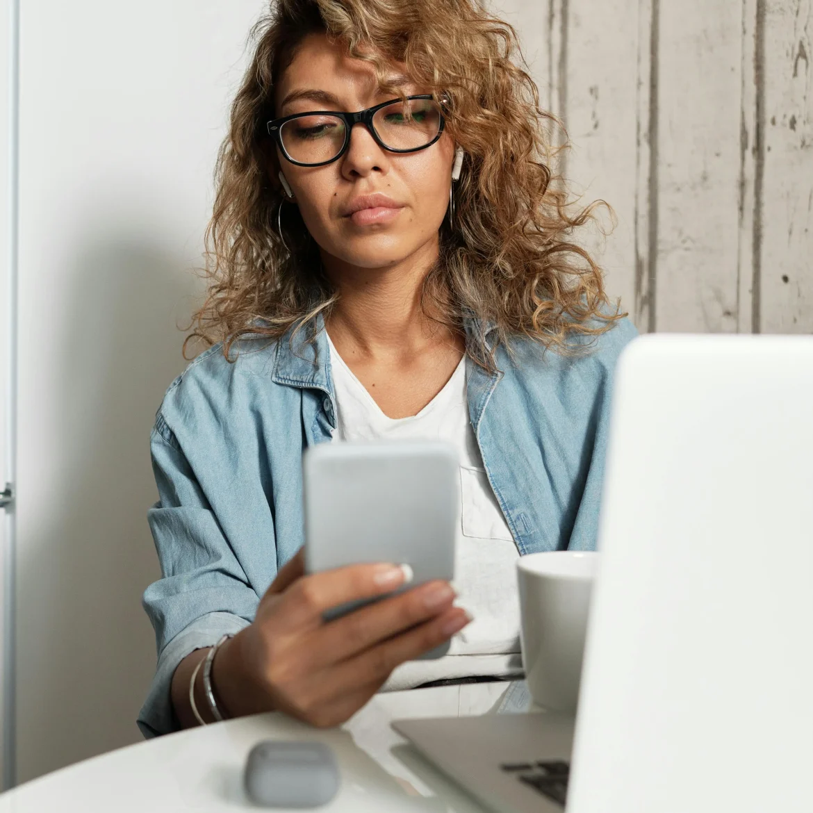 Vrouw smartphone erfeniscontact instellen overlijden
