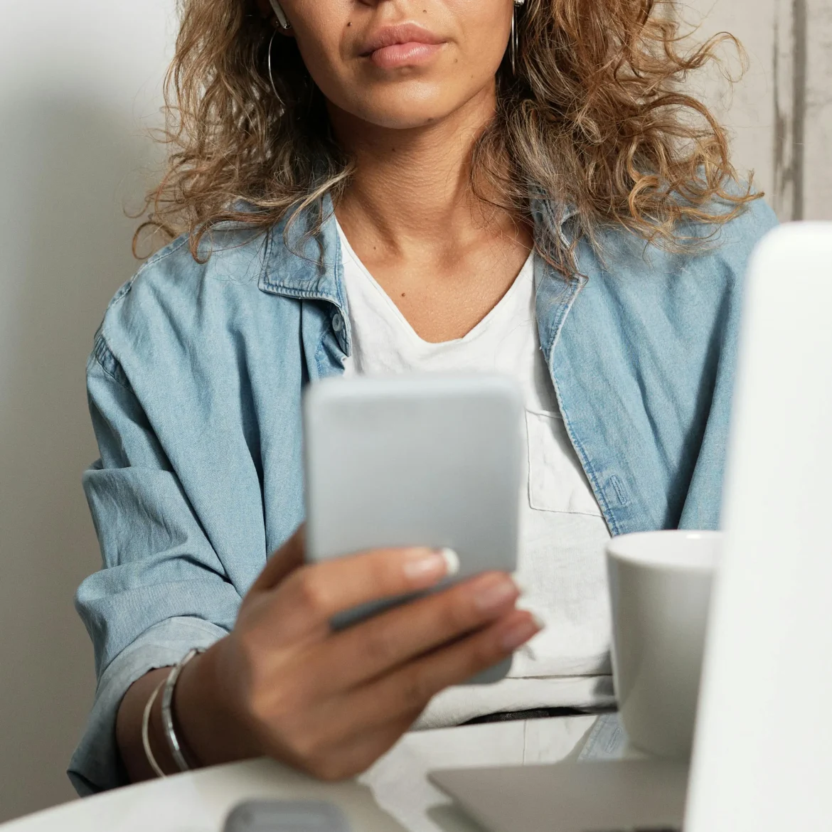Vrouw smartphone erfeniscontact instellen overlijden