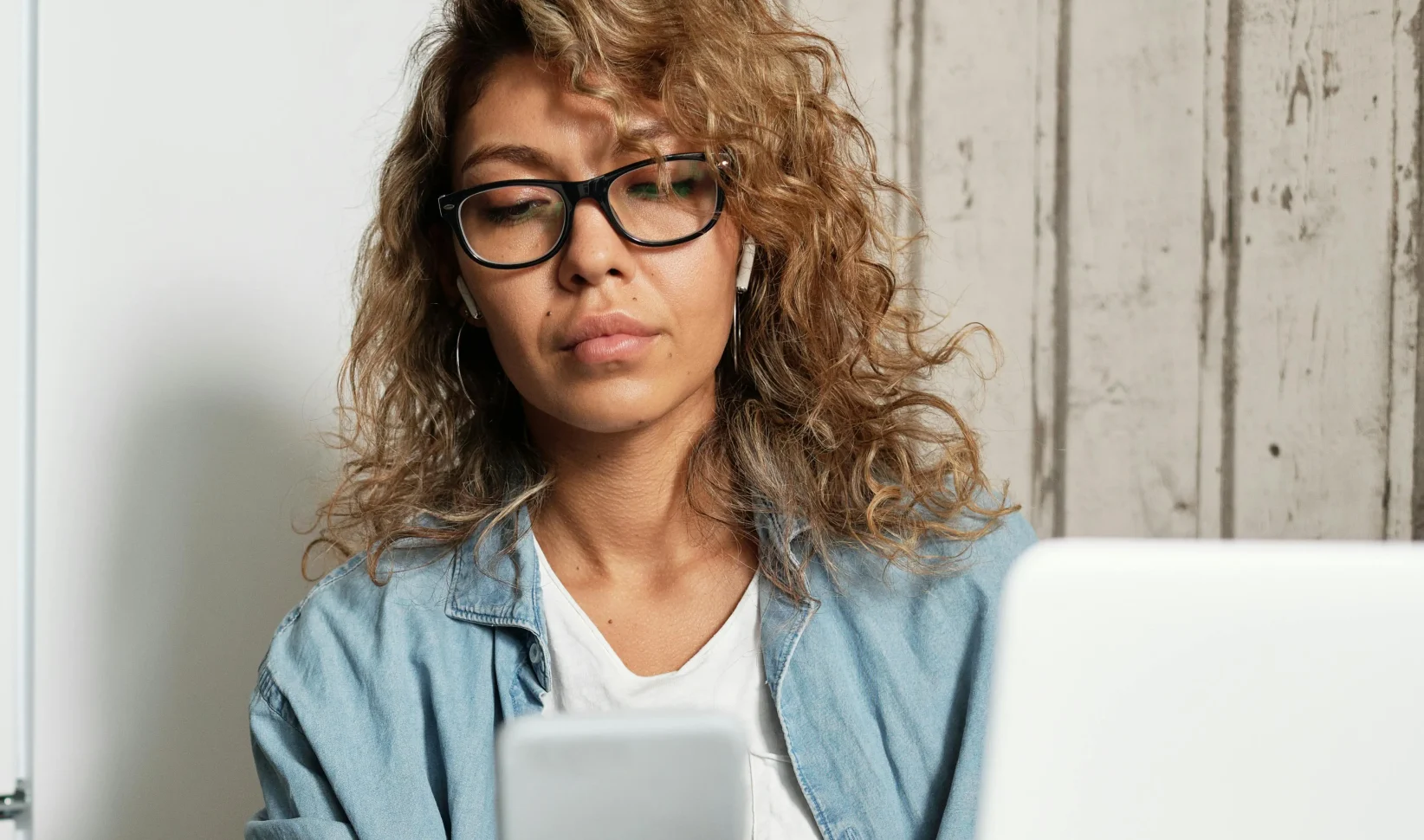 Vrouw smartphone erfeniscontact instellen overlijden