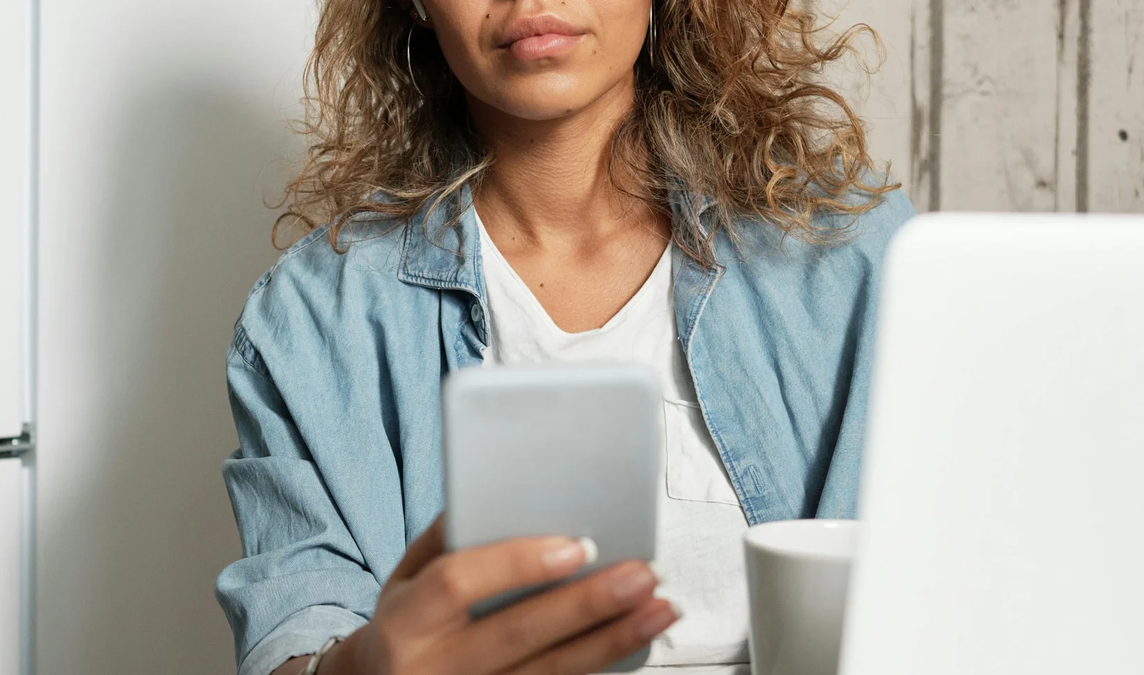 Vrouw smartphone erfeniscontact instellen overlijden