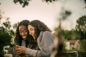 Thumbnail voor 'Bring a friend': Tinder introduceert functie voor dubbeldaten (en zo werkt het)