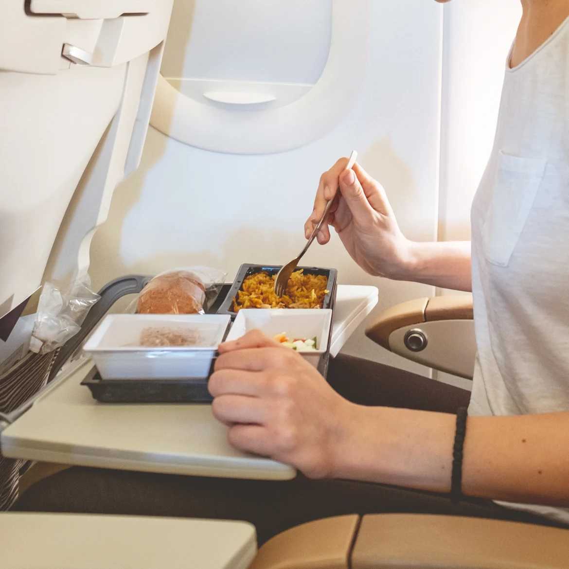 Is tomatensap echt lekkerder in de lucht? Zo selecteert KLM de eet- en drinkopties aan boord