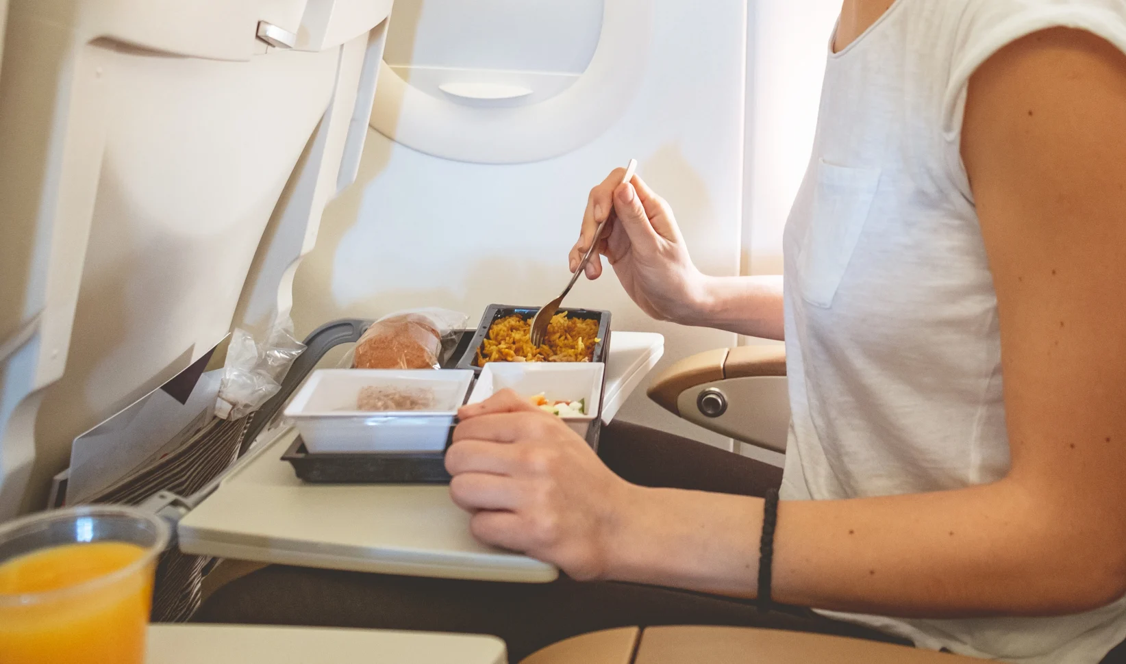 Is tomatensap echt lekkerder in de lucht? Zo selecteert KLM de eet- en drinkopties aan boord