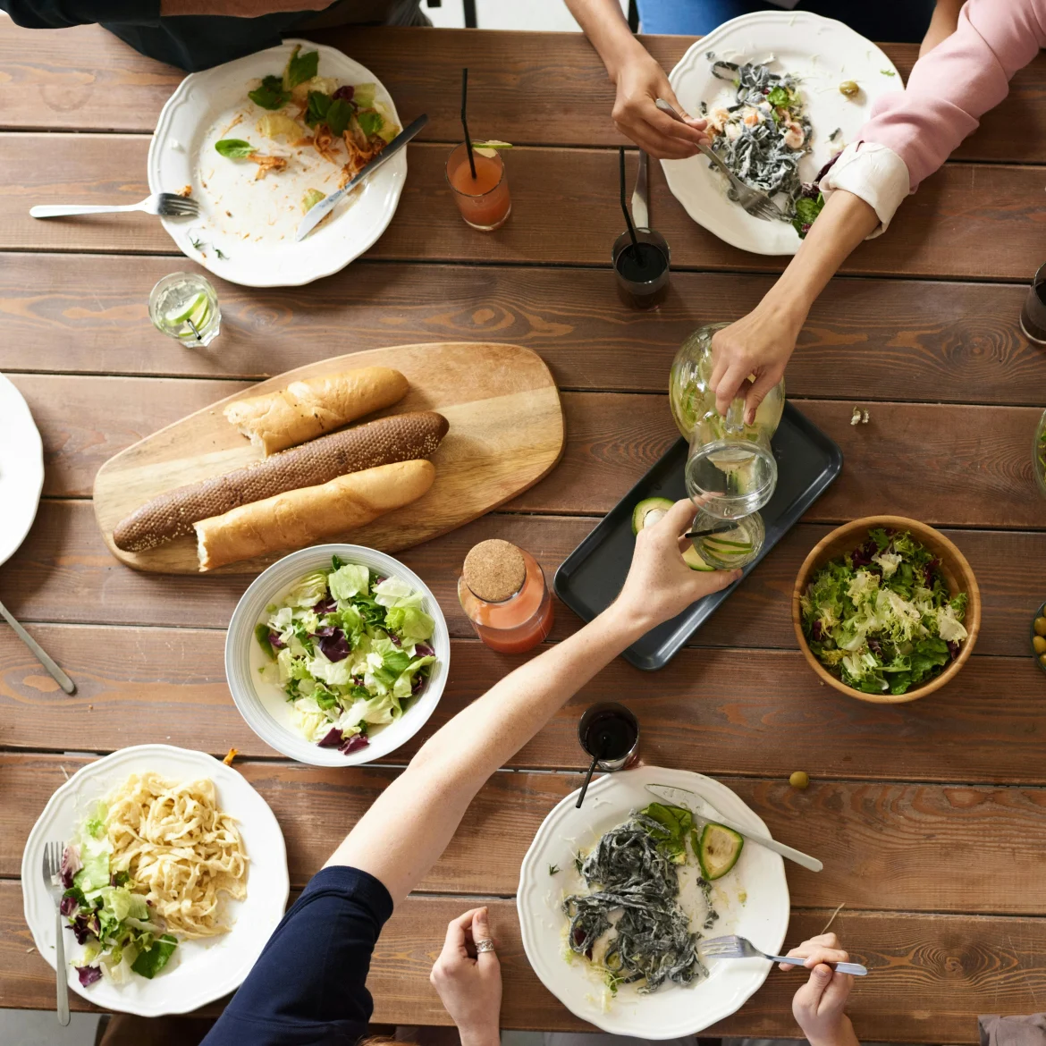 Zomerse gerechten op een tafel