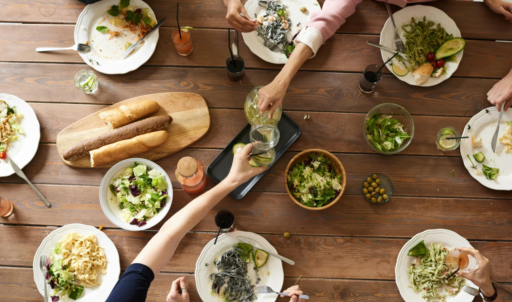Zomerse gerechten op een tafel