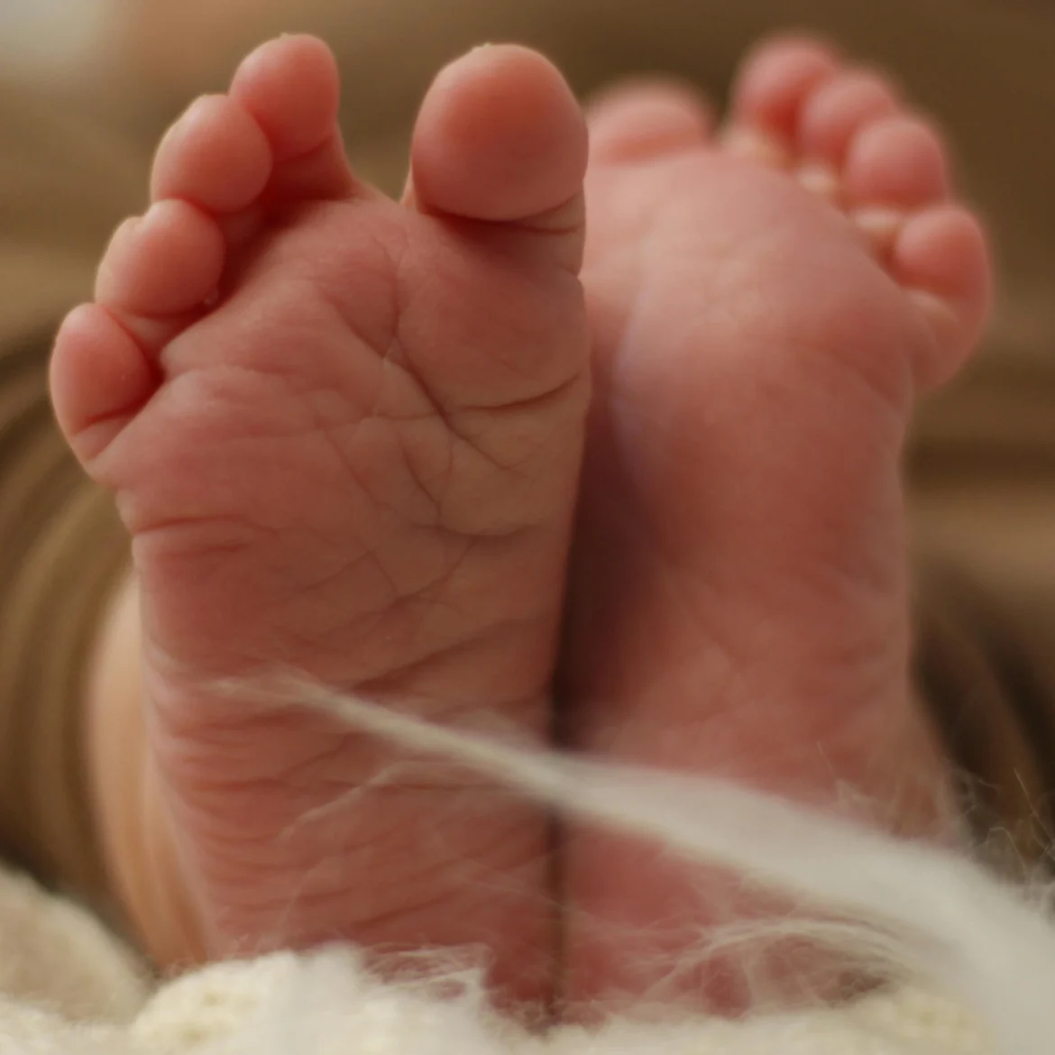Babyvoetjes (Hersendode vrouw (30) bevalt via keizersnee van haar zoon)