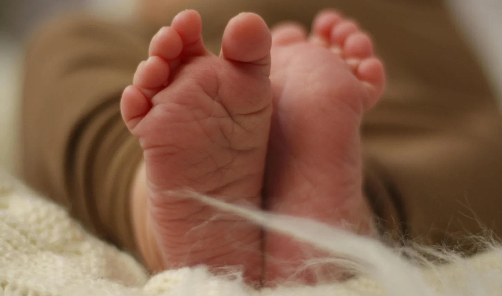 Babyvoetjes (Hersendode vrouw (30) bevalt via keizersnee van haar zoon)