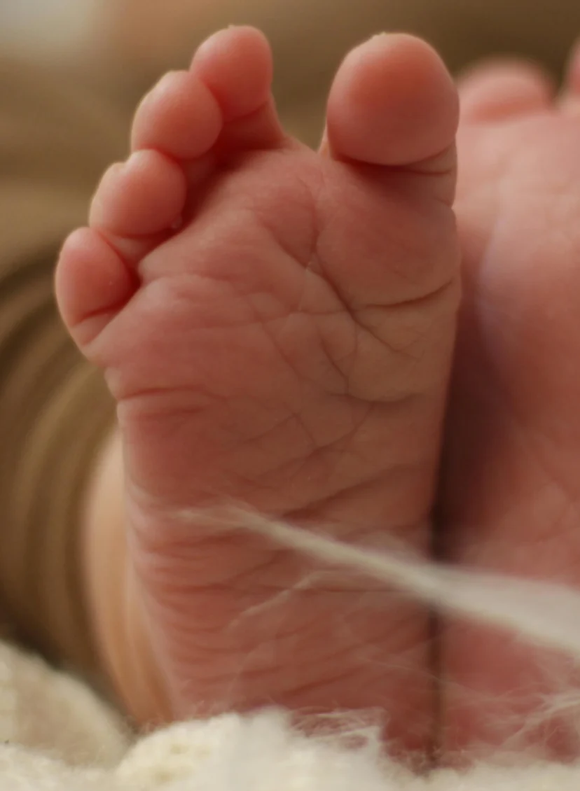 Babyvoetjes (Hersendode vrouw (30) bevalt via keizersnee van haar zoon)