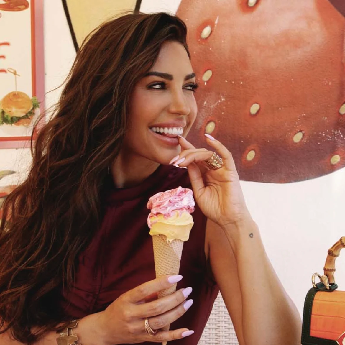 Yolanthe Cabau eet ijsje interview over reality serie op Netflix