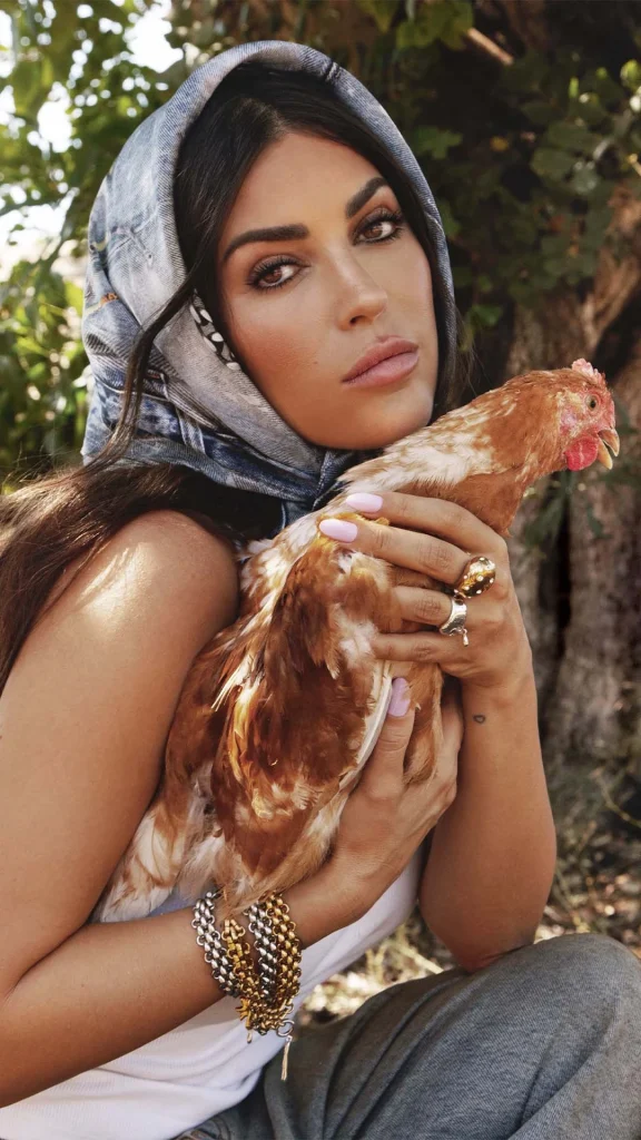 Yolanthe op Ibiza met kip in handen, reality serie Netflix
