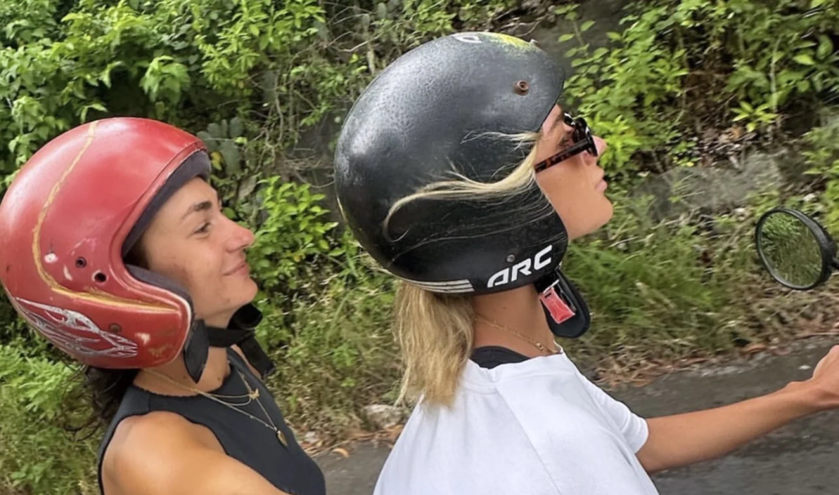 Twee vriendinnen op een benzine scooter