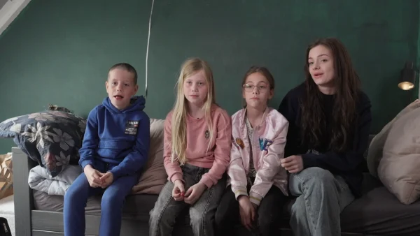 In ‘Steenrijk, Straatarm’ zoeken de kinderen statiegeldblikjes om hun moeder te helpen