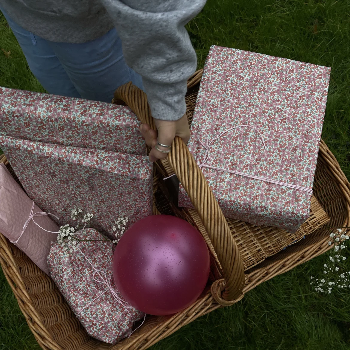 Picnicmand met cadeau en ballon
