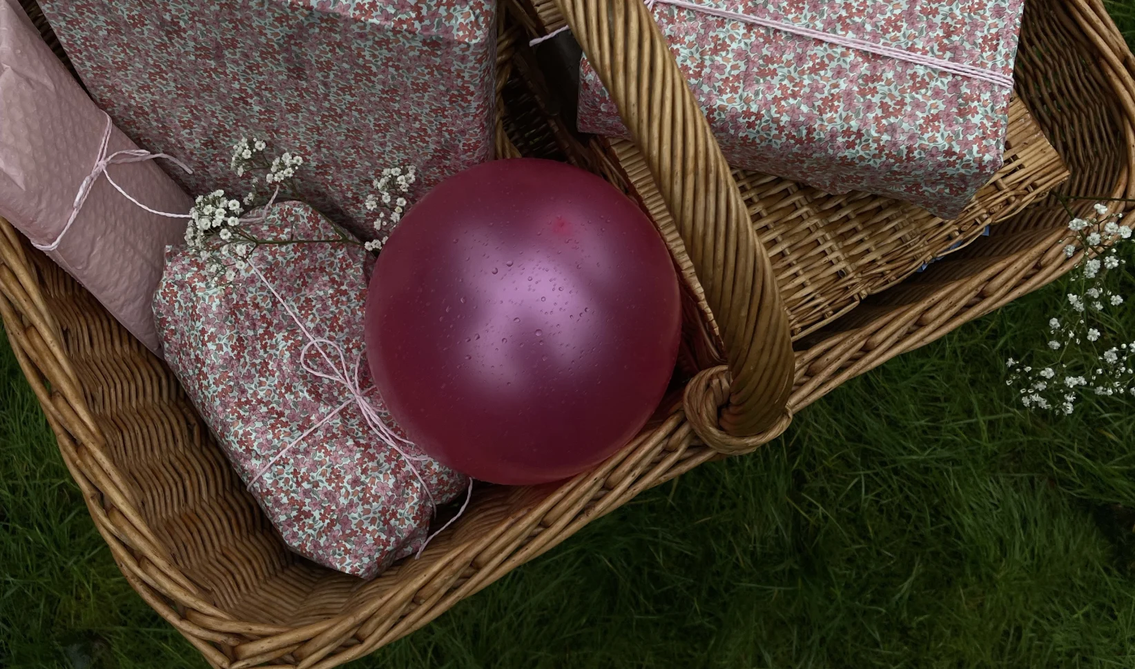 Picnicmand met cadeau en ballon