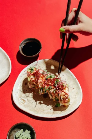 Thumbnail voor Gijsje moet betalen na sushidate: 'Hij zei dat ik één extra sojasaus had gebruikt'