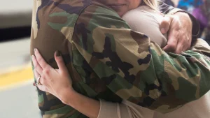 Thumbnail voor 'Hopeloos verliefd, zei hij': Na 21 jaar huwelijk ging Marjans man vreemd met collega-militair
