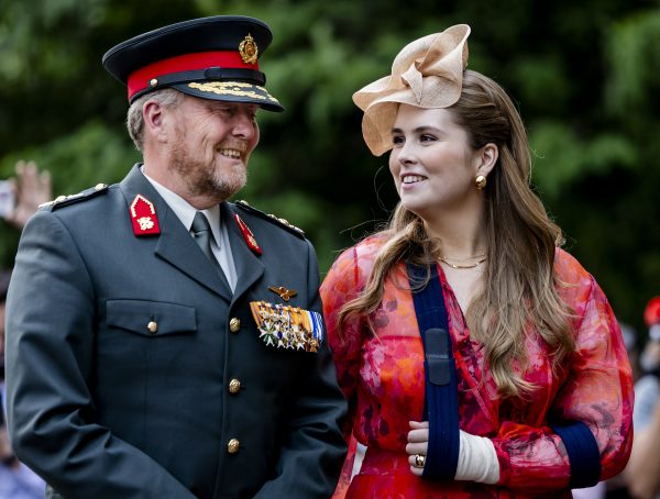 Koning en prinses Amalia reiken nieuwe standaard uit