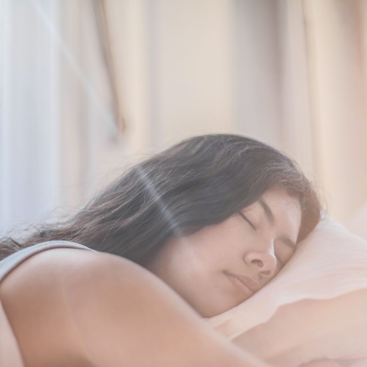vrouw slaapt met ventilator