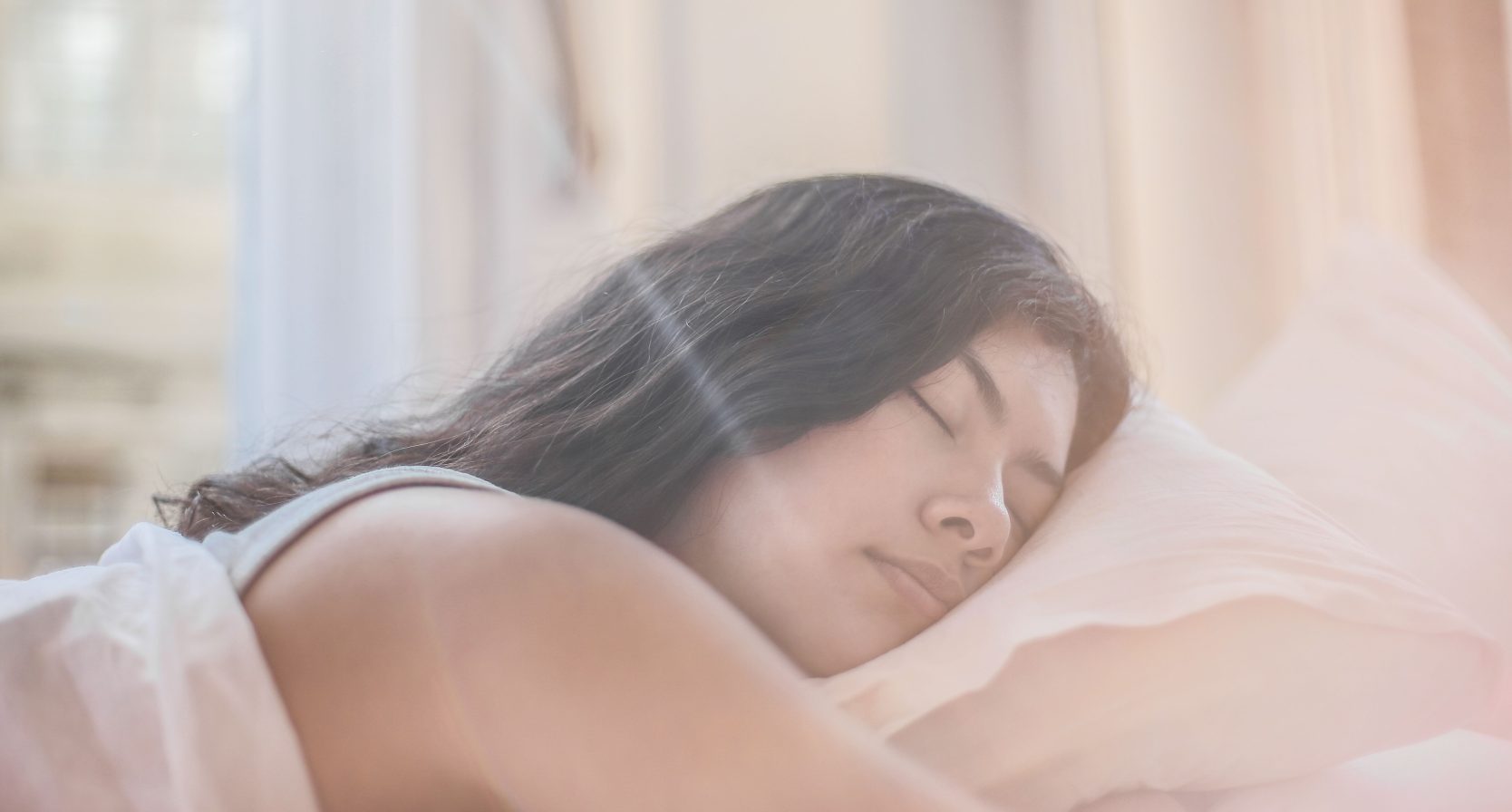 vrouw slaapt met ventilator