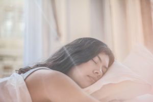 vrouw slaapt met ventilator