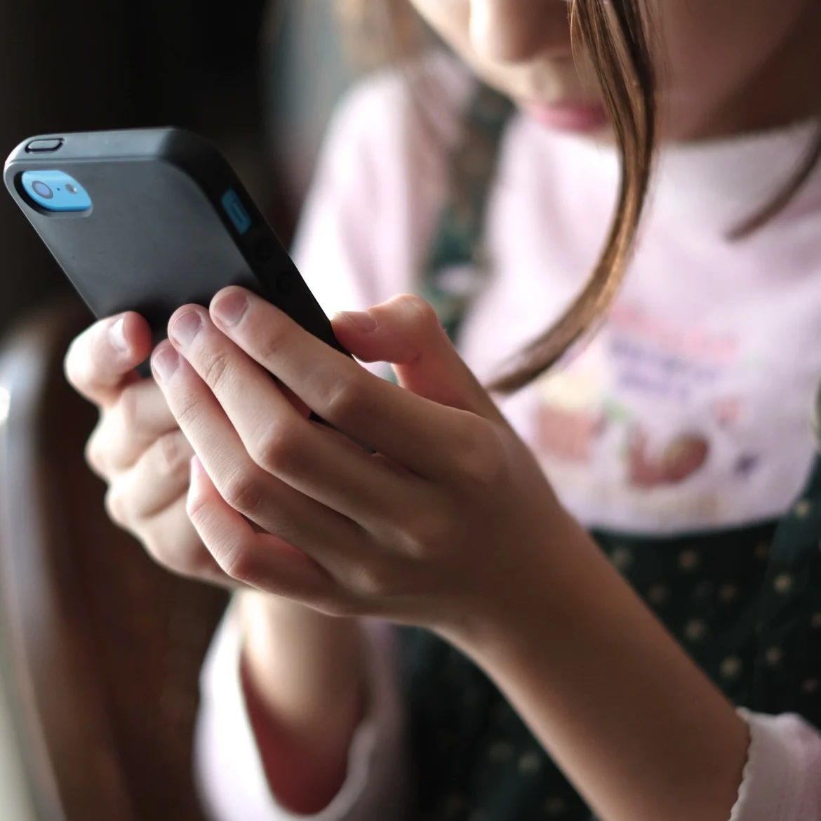 Schermtijd kinderen gebruik mobiel stiefdochter