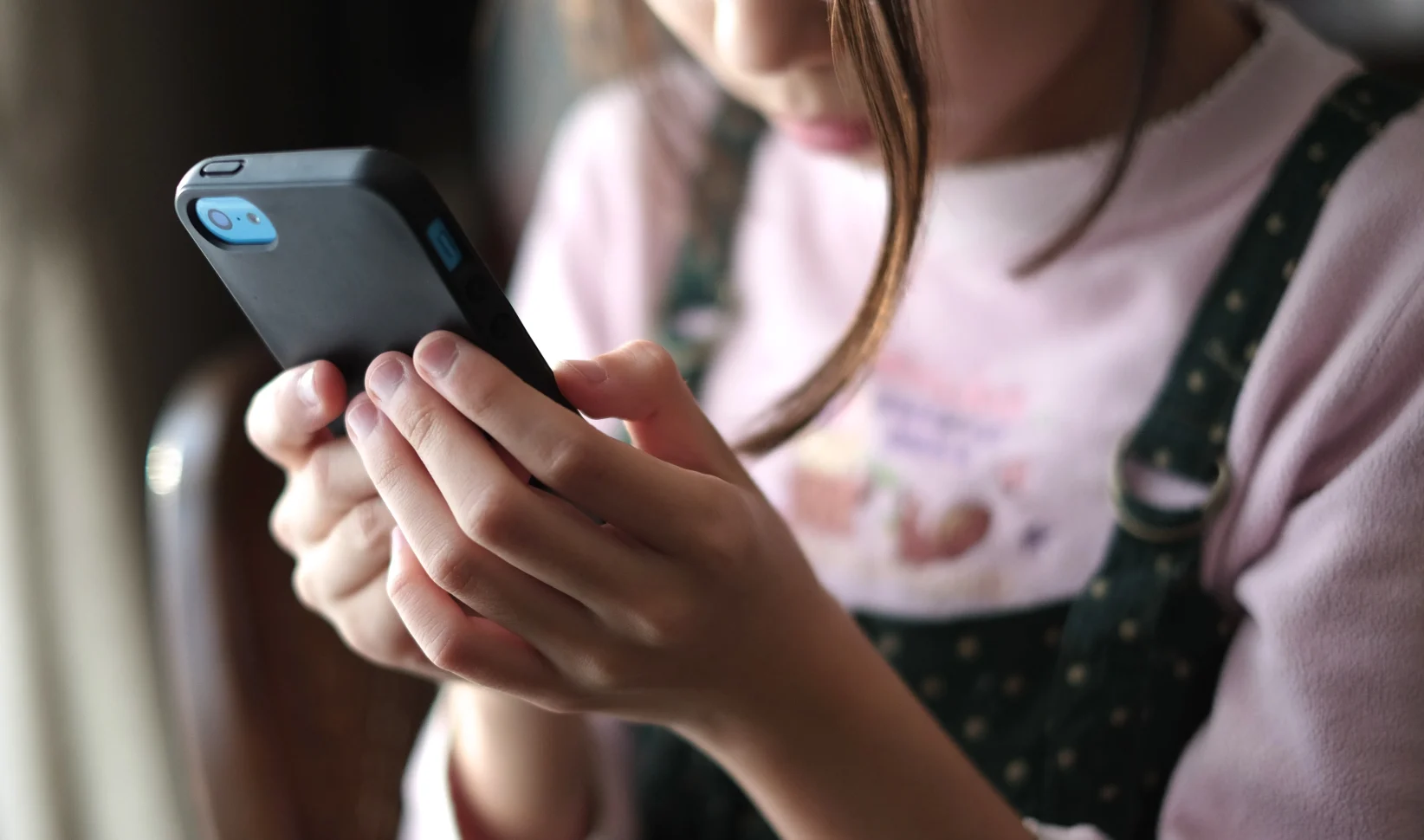 Schermtijd kinderen gebruik mobiel stiefdochter