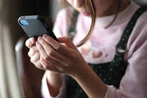 Thumbnail voor Steffies stiefdochter kwam thuis en zei: 'Volgens mama zit ik hier te veel op mijn mobiel'