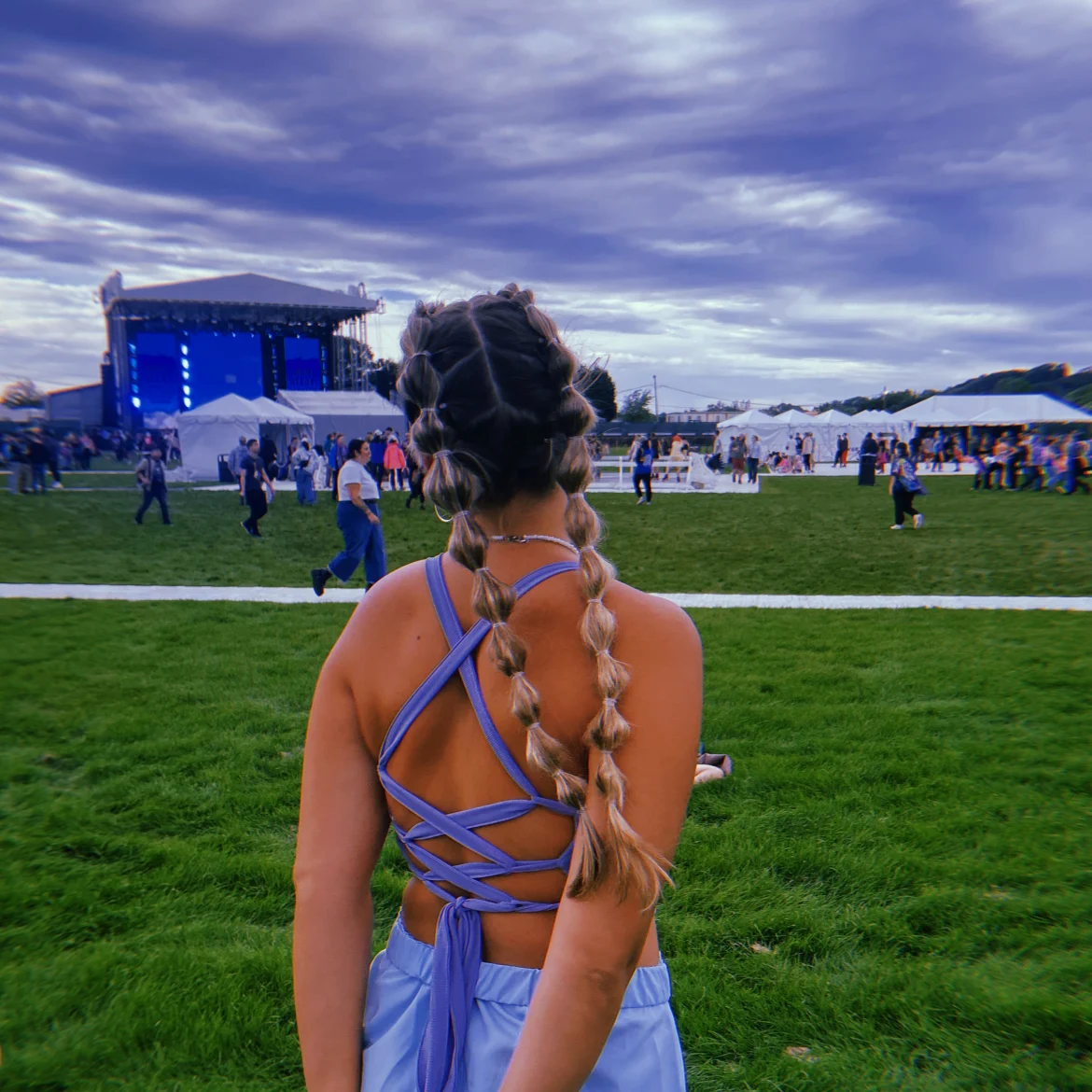 Jonge vrouw met rug naar camera bij festival