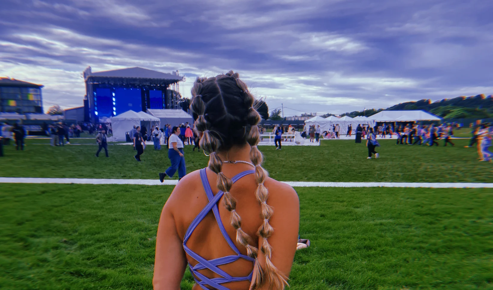 Jonge vrouw met rug naar camera bij festival