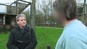 Thumbnail voor Alberto Stegeman confronteert aannemer in 'Undercover in Nederland': 'Hij is met de noorderzon vertrokken'