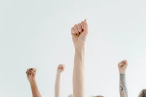 Thumbnail voor Nederland zakt op emancipatielijst: 'Vrouwen mogen toch stemmen en een bankrekening openen, wat zeur je dan?'