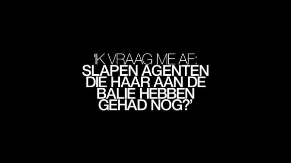 Blok met een citaat van Saskia Belleman over moord op vrouwen; 'Ik vraag me af: slapen agenten die haar aan de balie hebben gehad nog?'