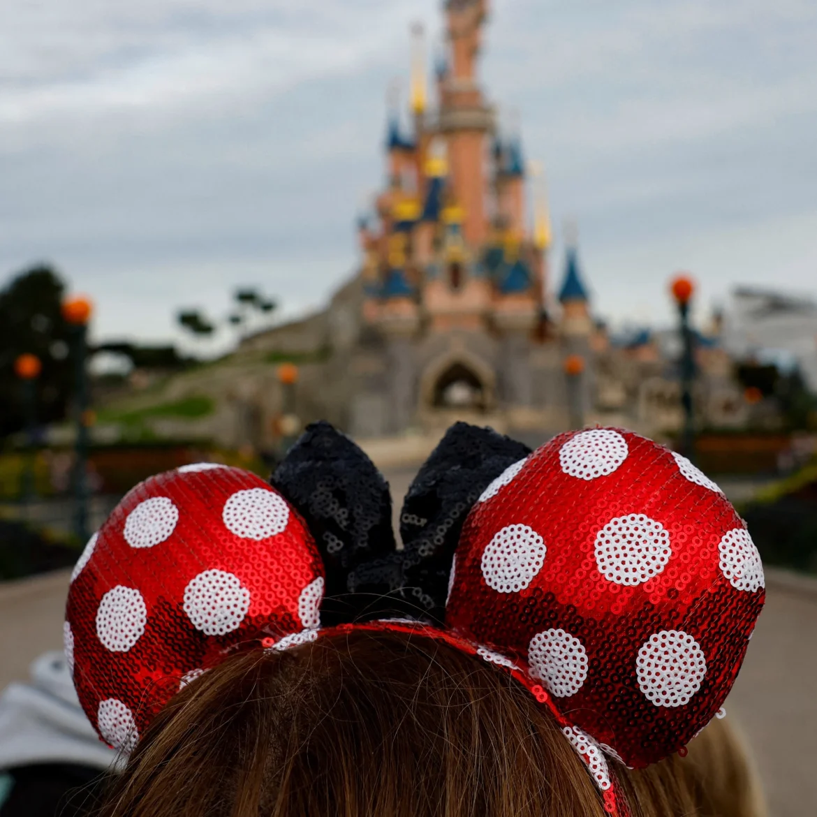 Man (22) gearresteerd na nepbruiloft met 9-jarig meisje in Disneyland Parijs
